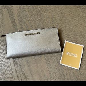 NWT Michael Kors Silver Wallet - Jet Set Travel